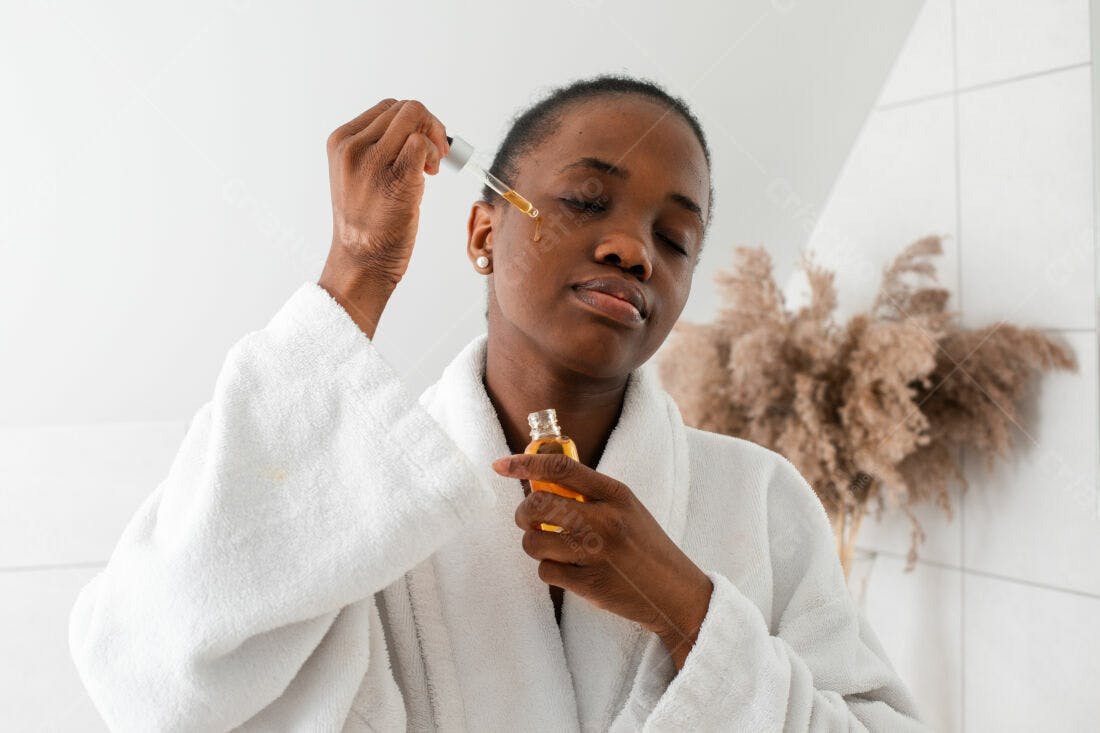 Mulher negra aplicando sérum facial