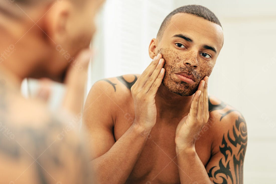 Homem com máscara facial esfoliante