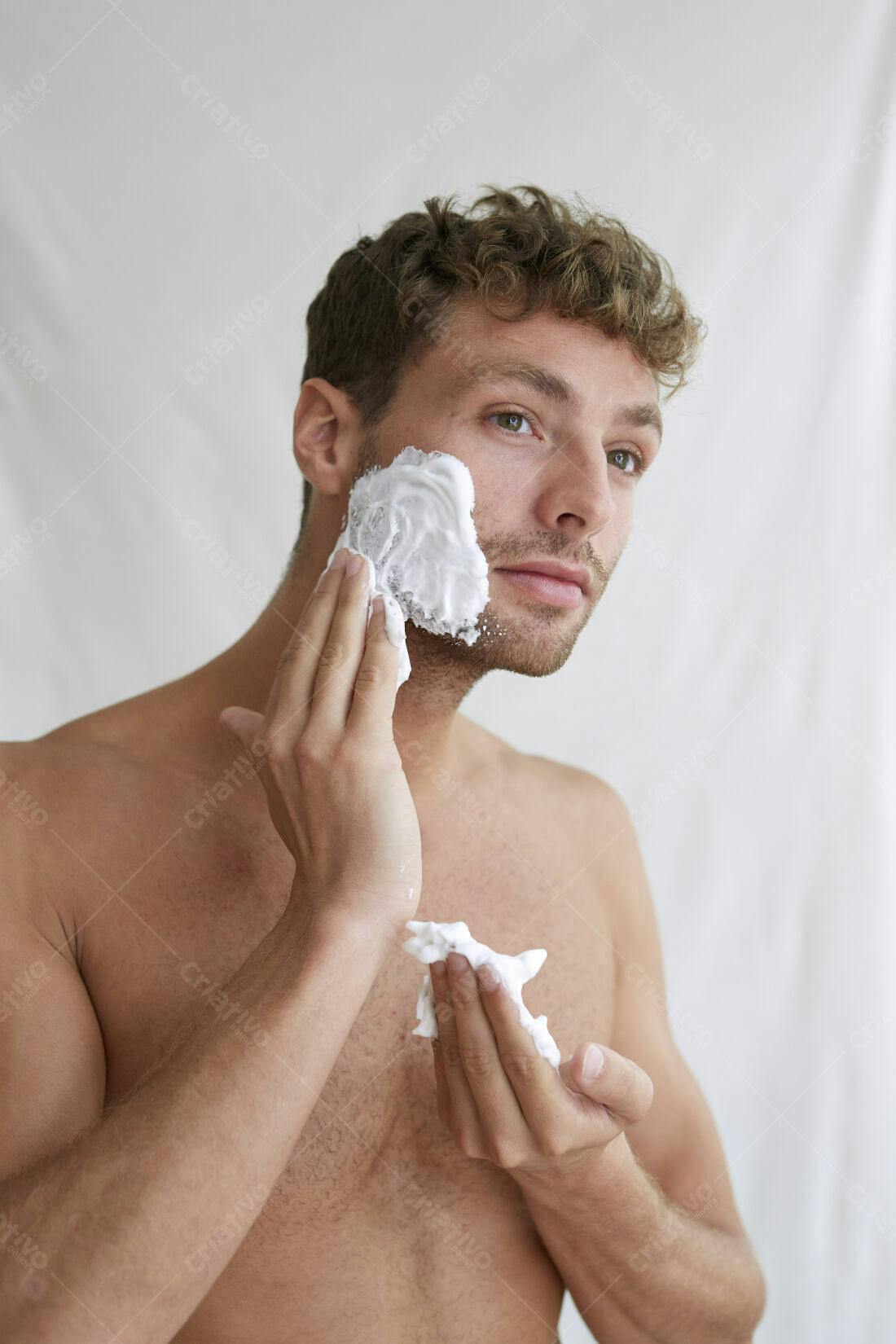 Homem aplicando espuma de barbear