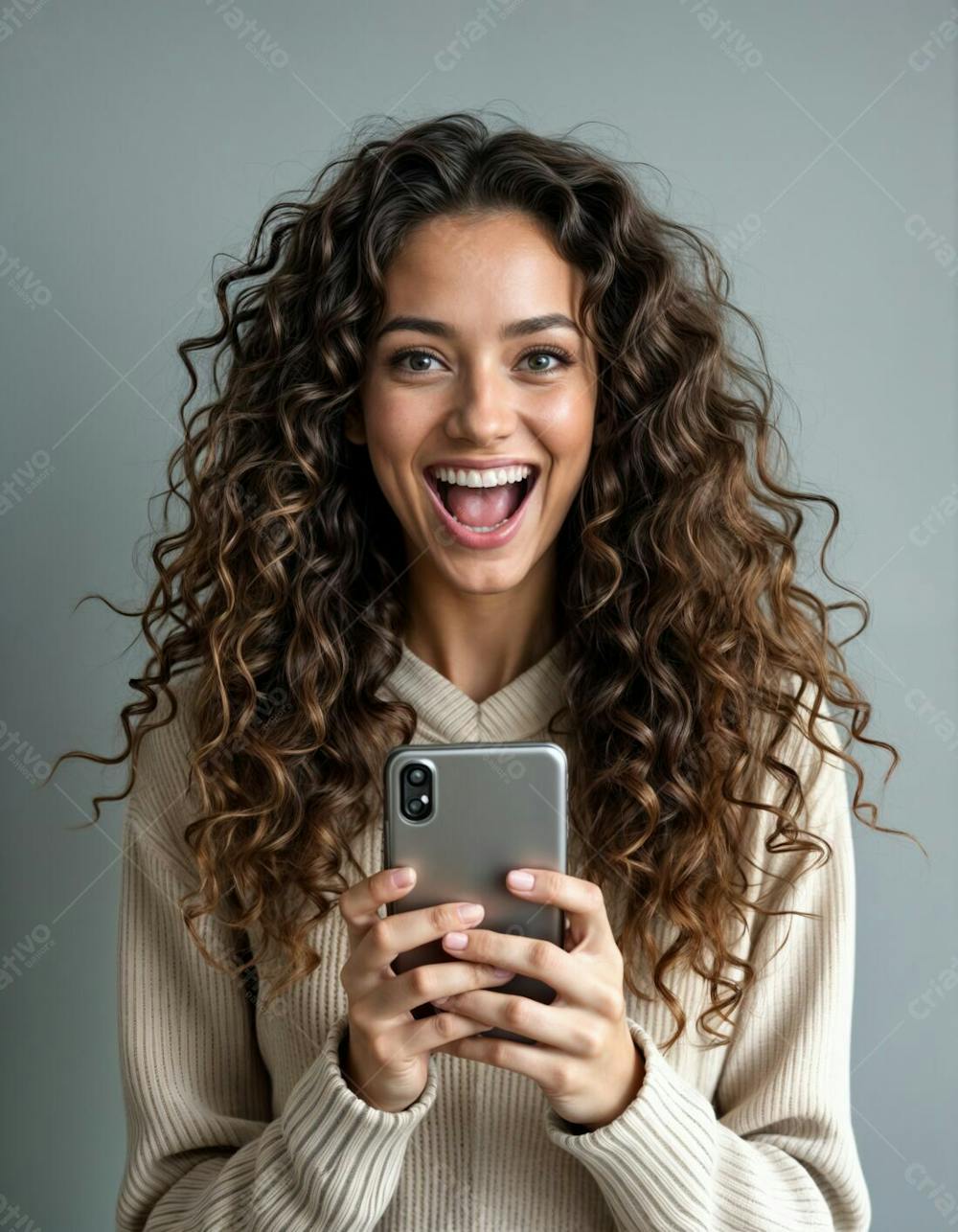 Impressionada Otimista Feliz Mulher Cabelo Comprido Encaracolado Boca Aberta Alegre Com Smartphone Em Um Fundo Cinza