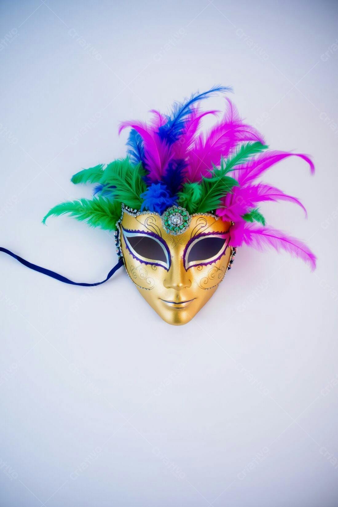 Máscara dourada com penas coloridas para Carnaval