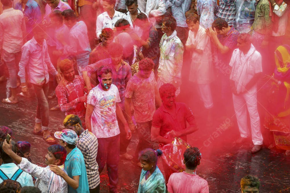 Muitos Indianos Celebrando O Festival Holi Espalhando Cores Vermelhas No Ar