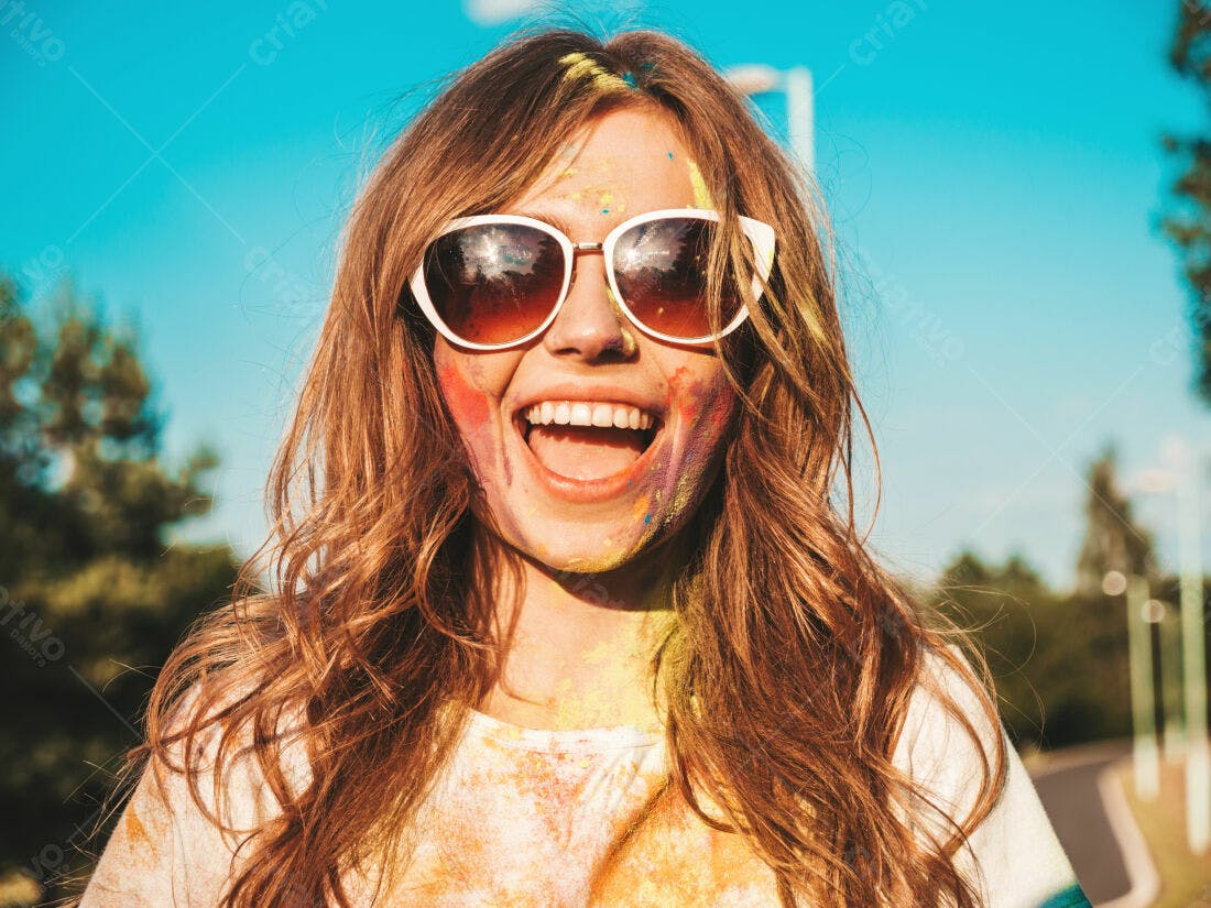 Mulher feliz coberta de pó colorido em festival
