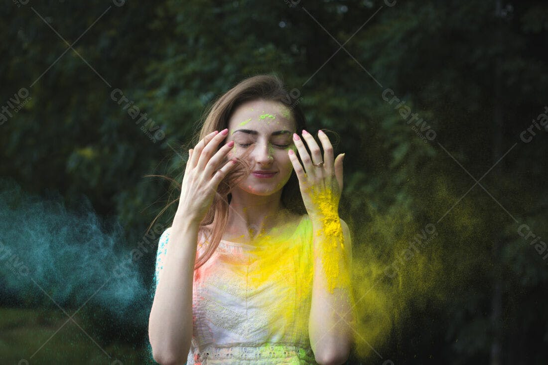 Mulher com pó colorido em festa Holi