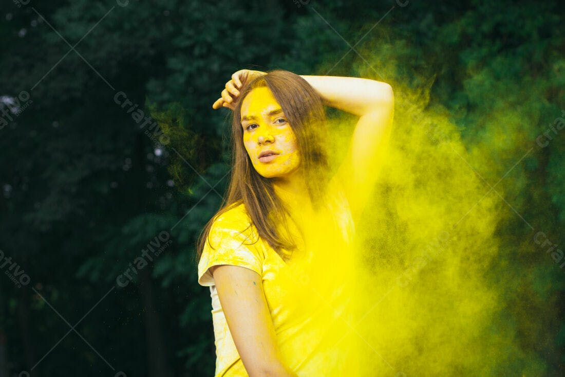 Mulher com pó amarelo em fundo verde