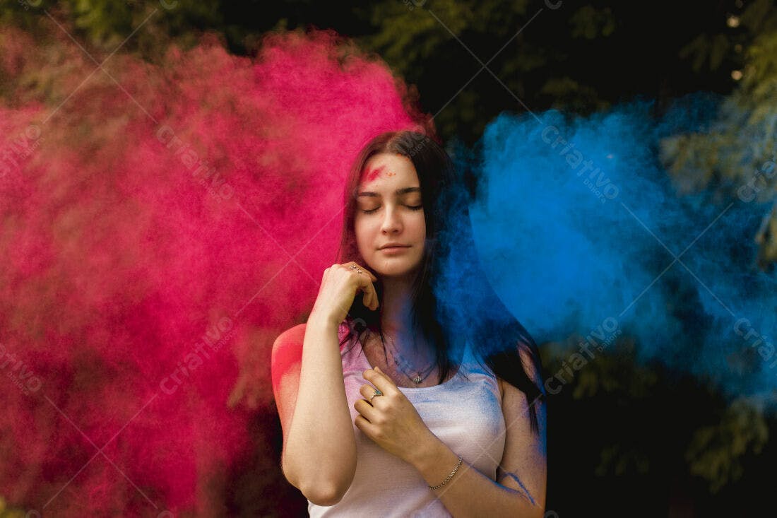 Mulher com pó colorido azul e rosa
