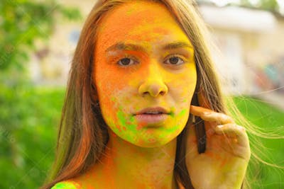 Mulher Muito Jovem Com Pó Laranja No Rosto