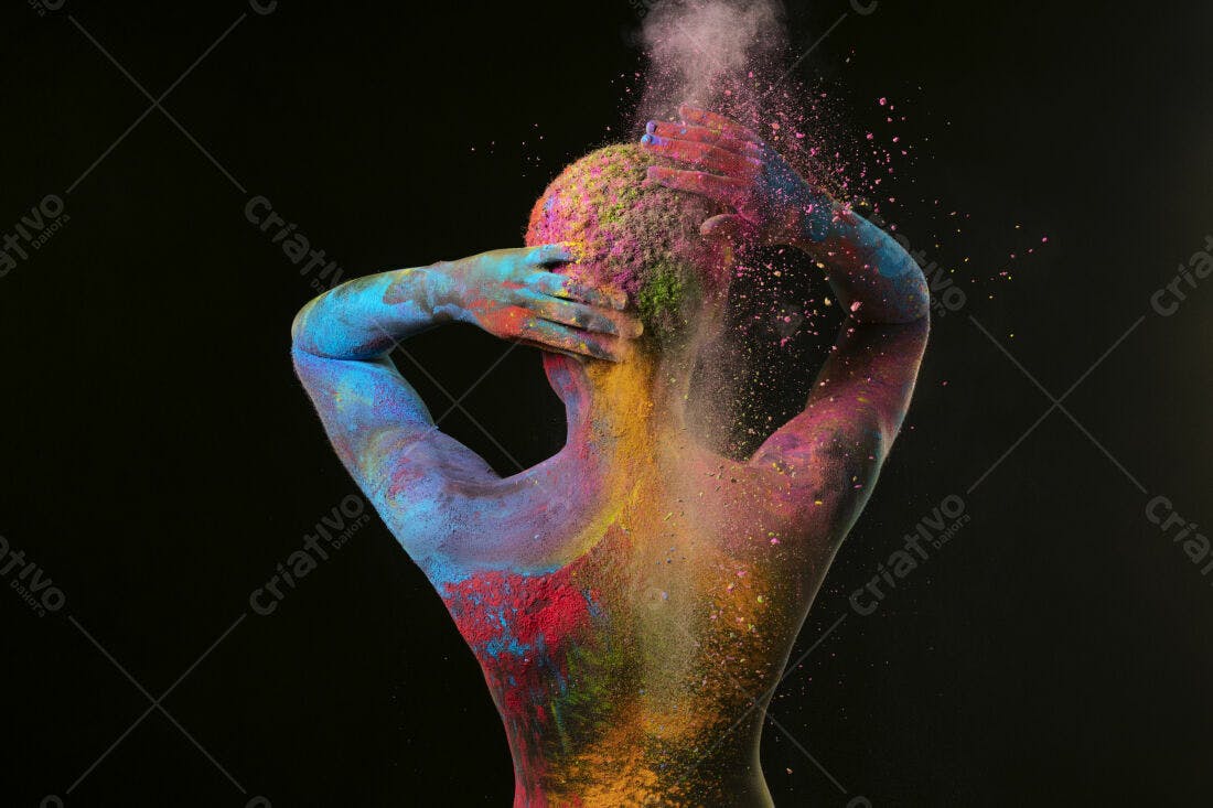 Corpo pintado com pó colorido em fundo preto