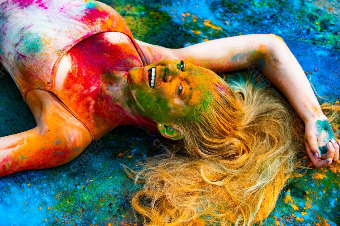 Mulher loira coberta de pó colorido Holi