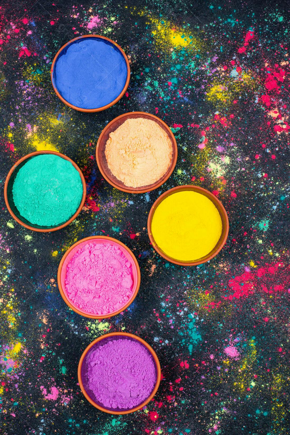 Pó colorido em potes para Holi