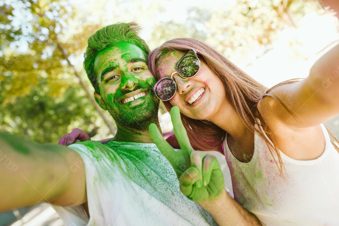 Casal coberto de pó verde em selfie