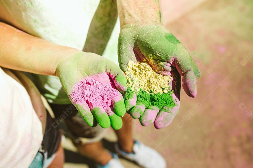 Retrato Lindo Jovem Casal Brincando No Parque Holi Festival De Cores