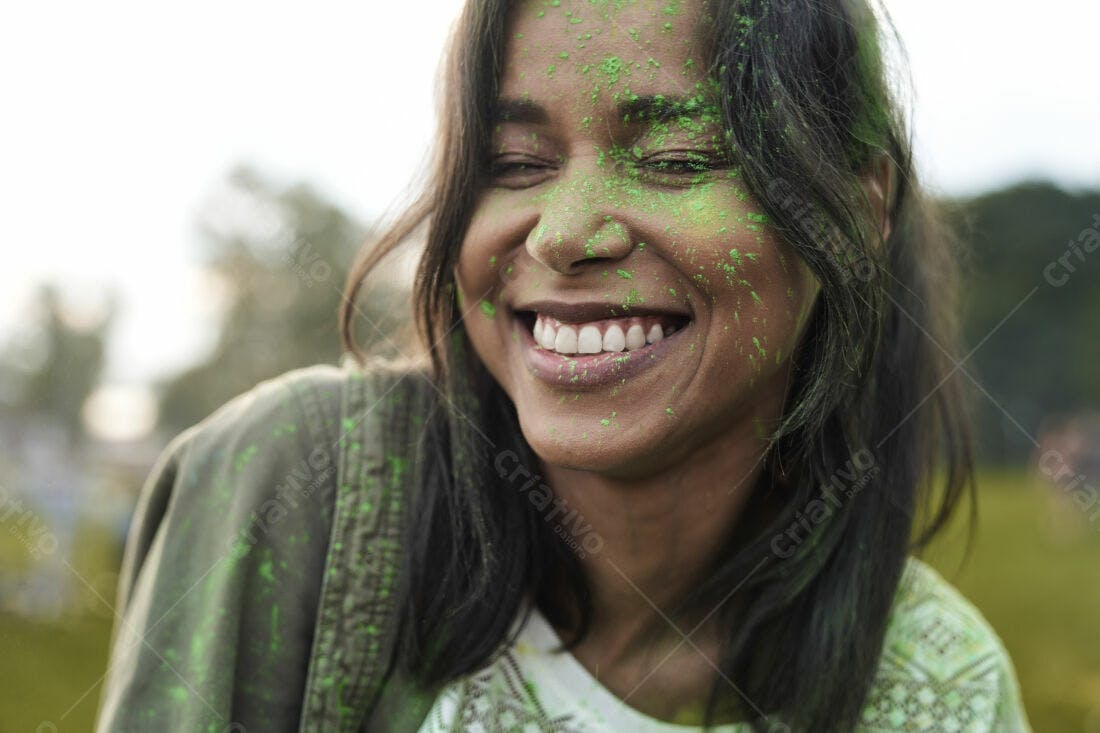 Mulher rindo coberta de pó verde