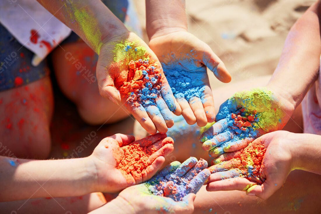 Mãos com pó colorido Holi