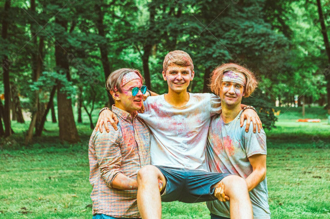Amigos cobertos de tinta em festival Holi