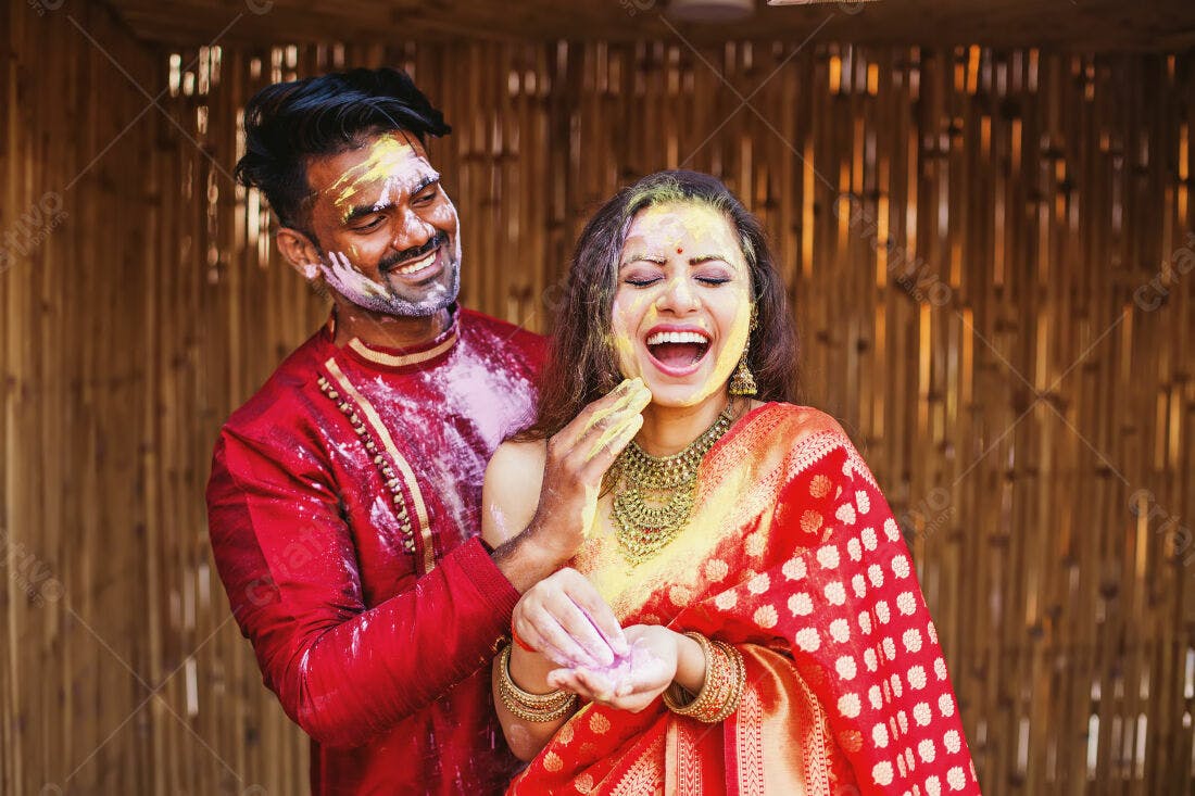 Casal indiano brincando Holi cores vibrantes