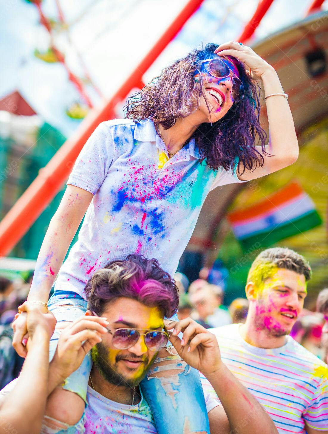 Festival Holi cores vibrantes jovens felizes