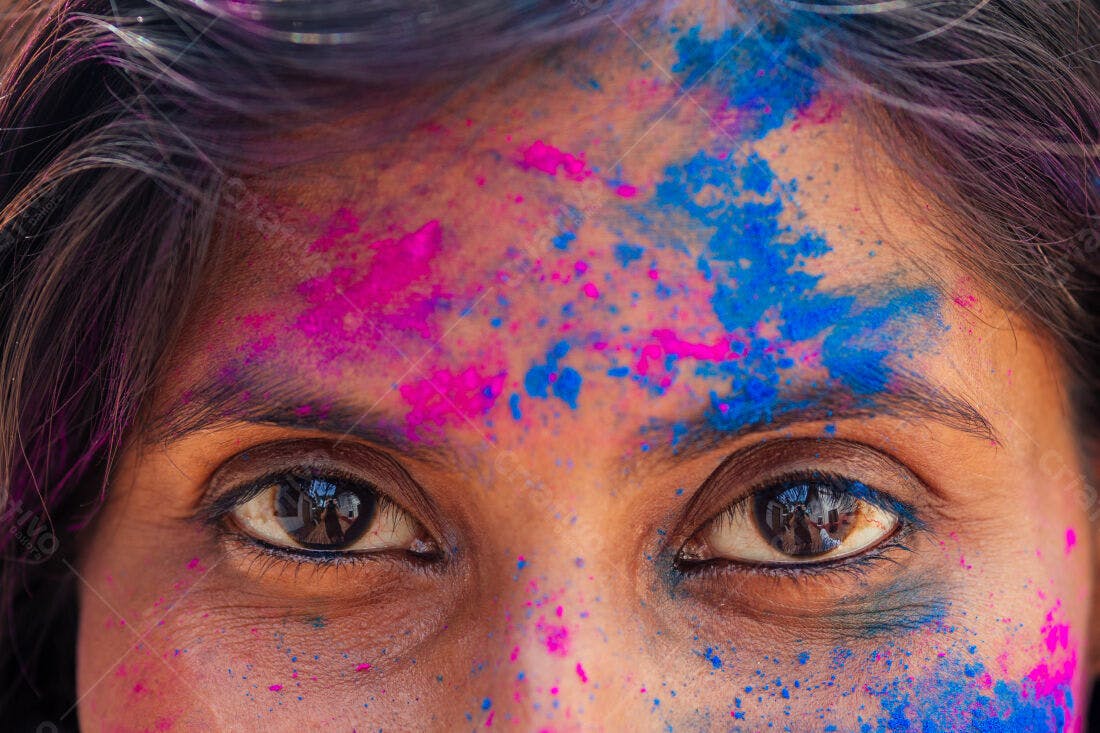 Rosto feminino com pó colorido Holi
