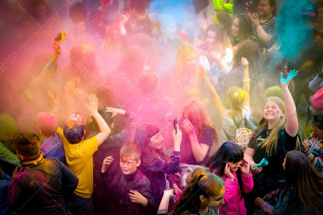 Multidão colorida em festival Holi