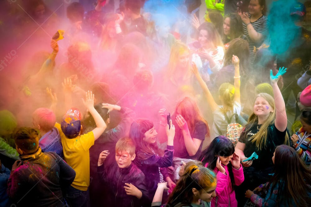 Holi Feriado Indiano Jovens Multidão Joga Pós Coloridos E Se Diverte