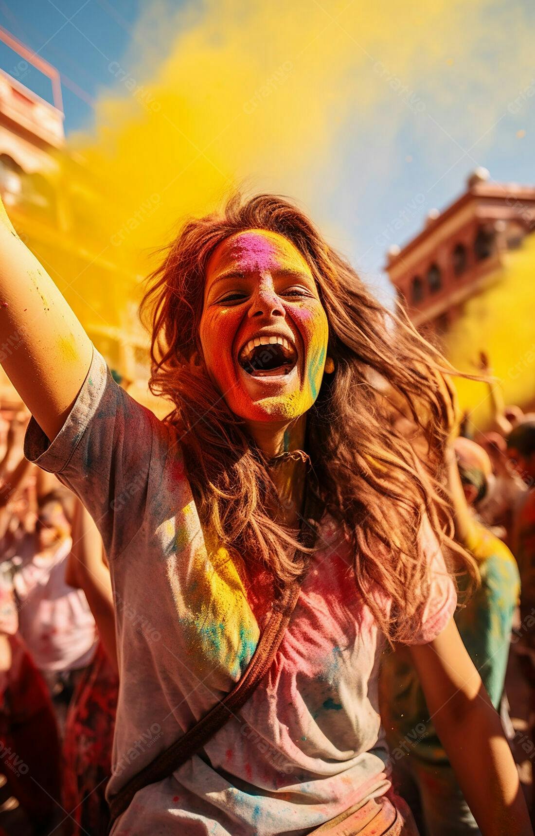 Mulher alegre coberta de pó colorido Holi