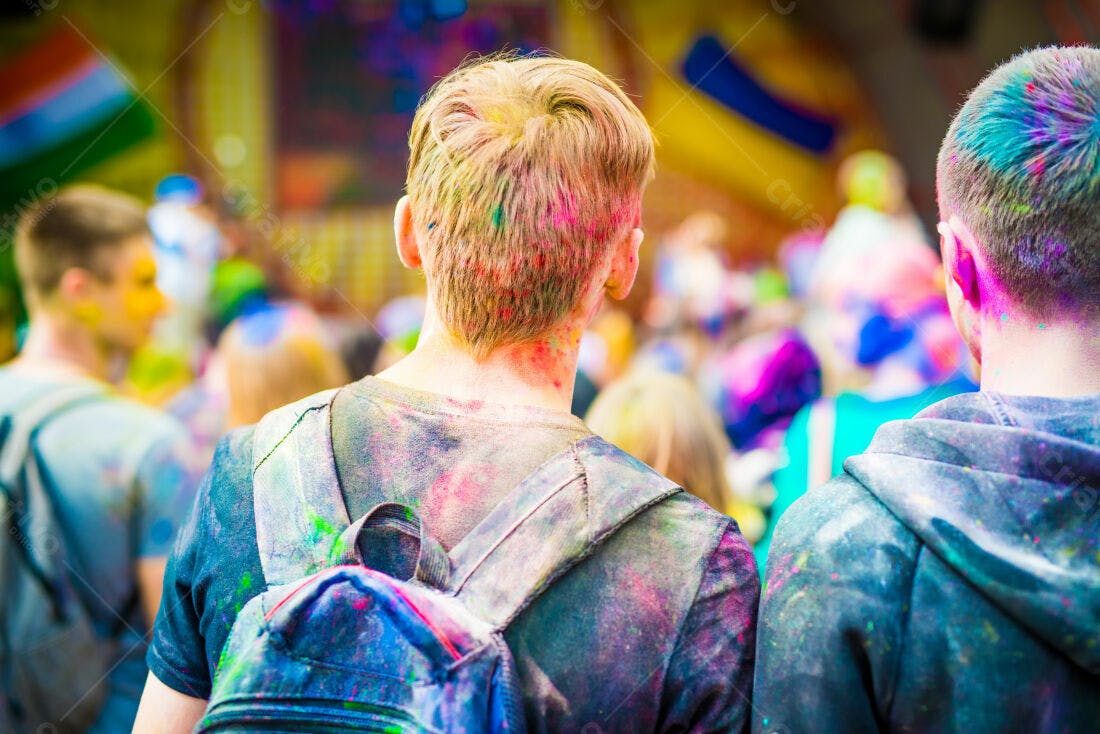 Homens cobertos de pó colorido em festival