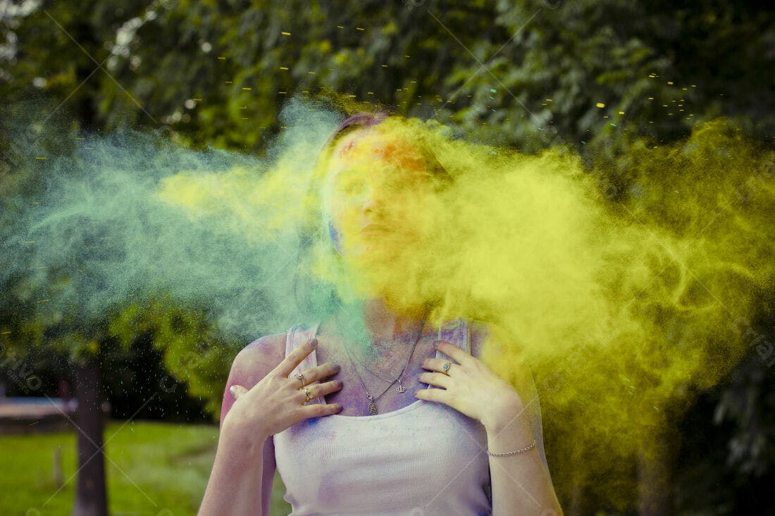 Mulher coberta em pó colorido Holi