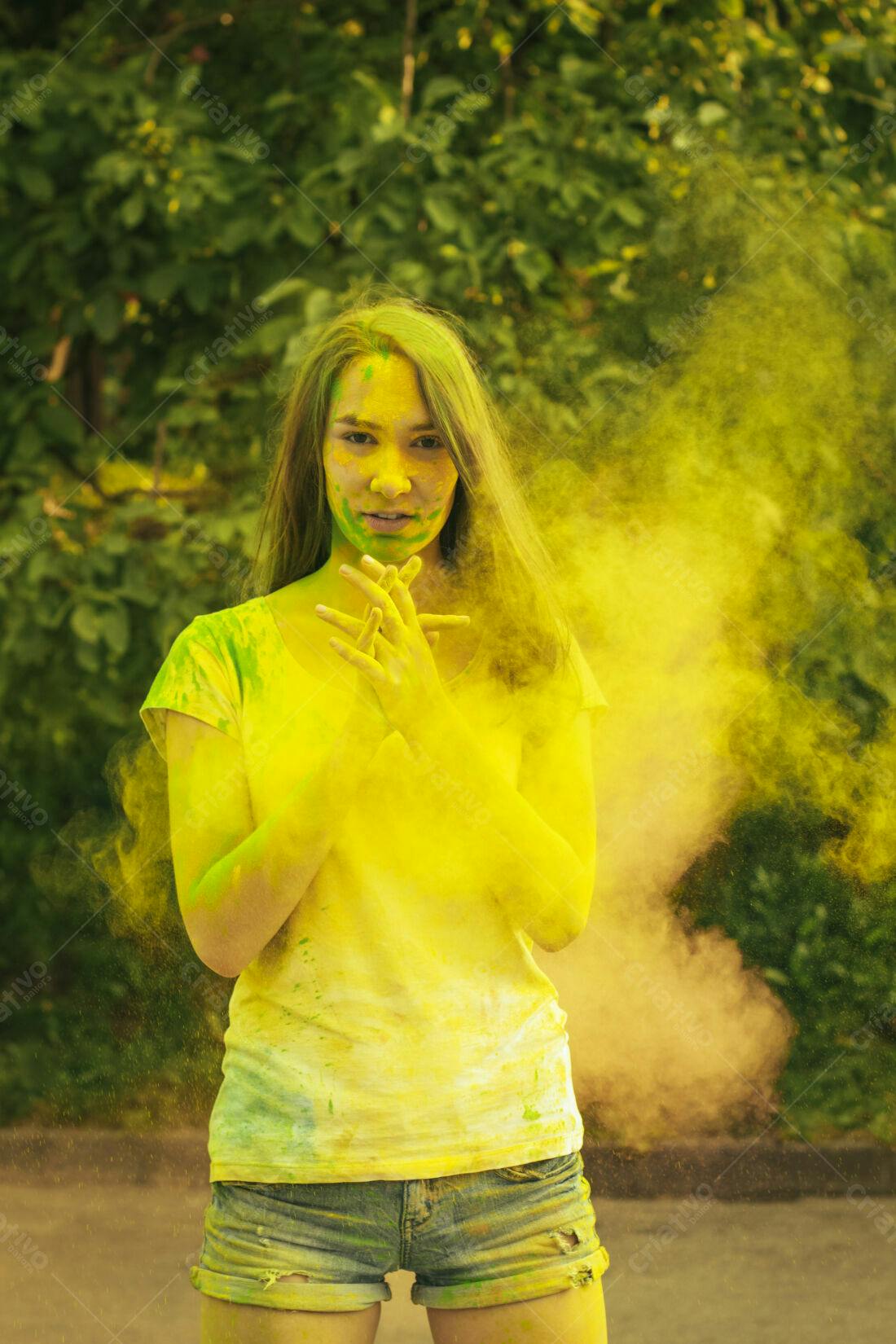 Mulher coberta de pó amarelo Holi