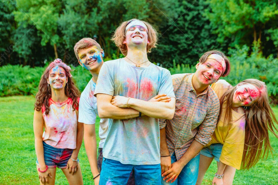 Grupo de amigos cobertos em pó colorido Holi