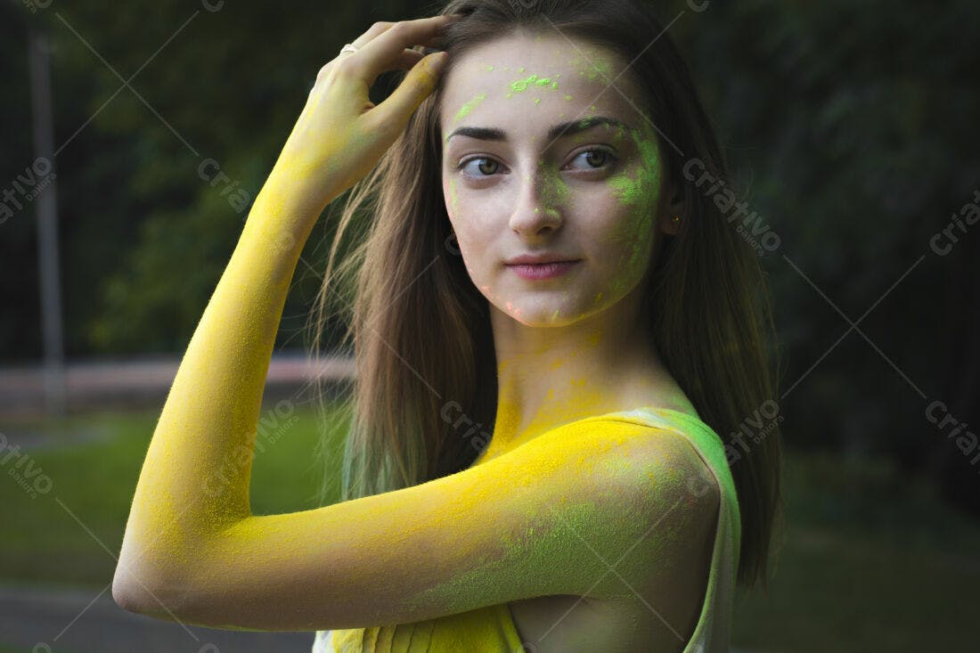 Moça com pó colorido amarelo e verde