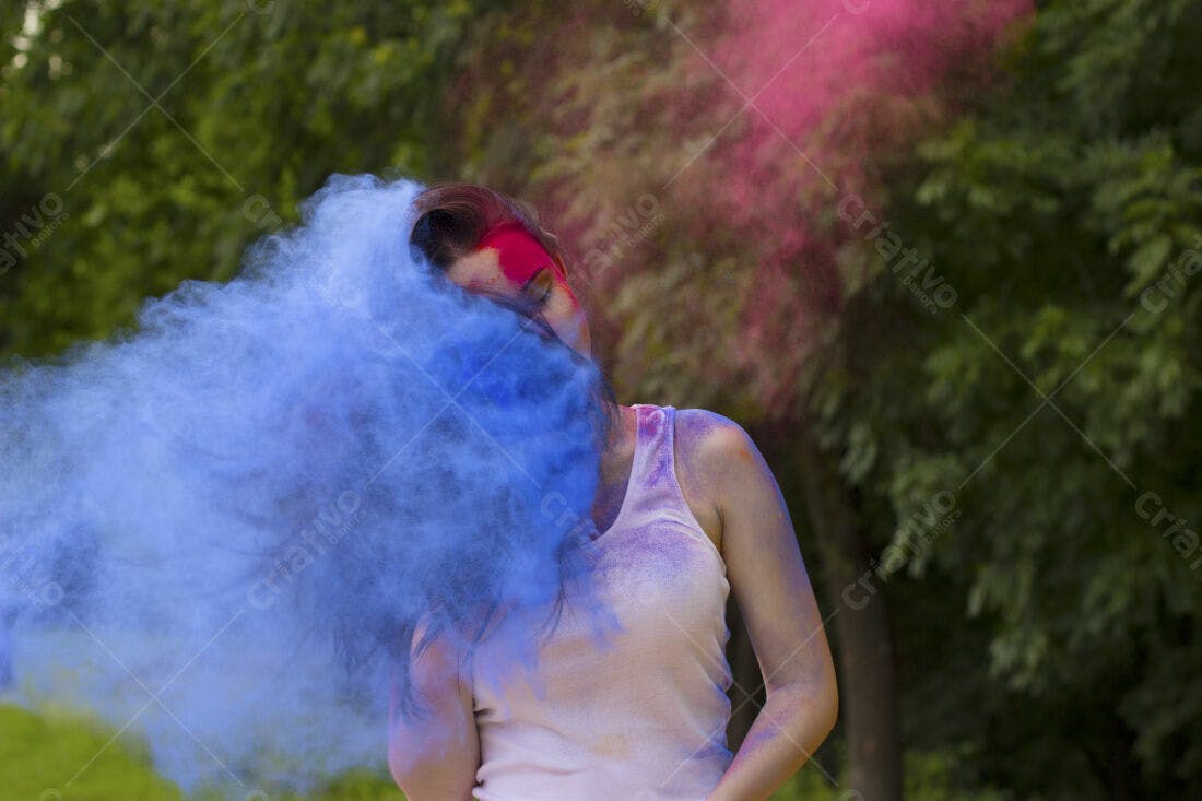 Mulher jogando pó colorido no ar