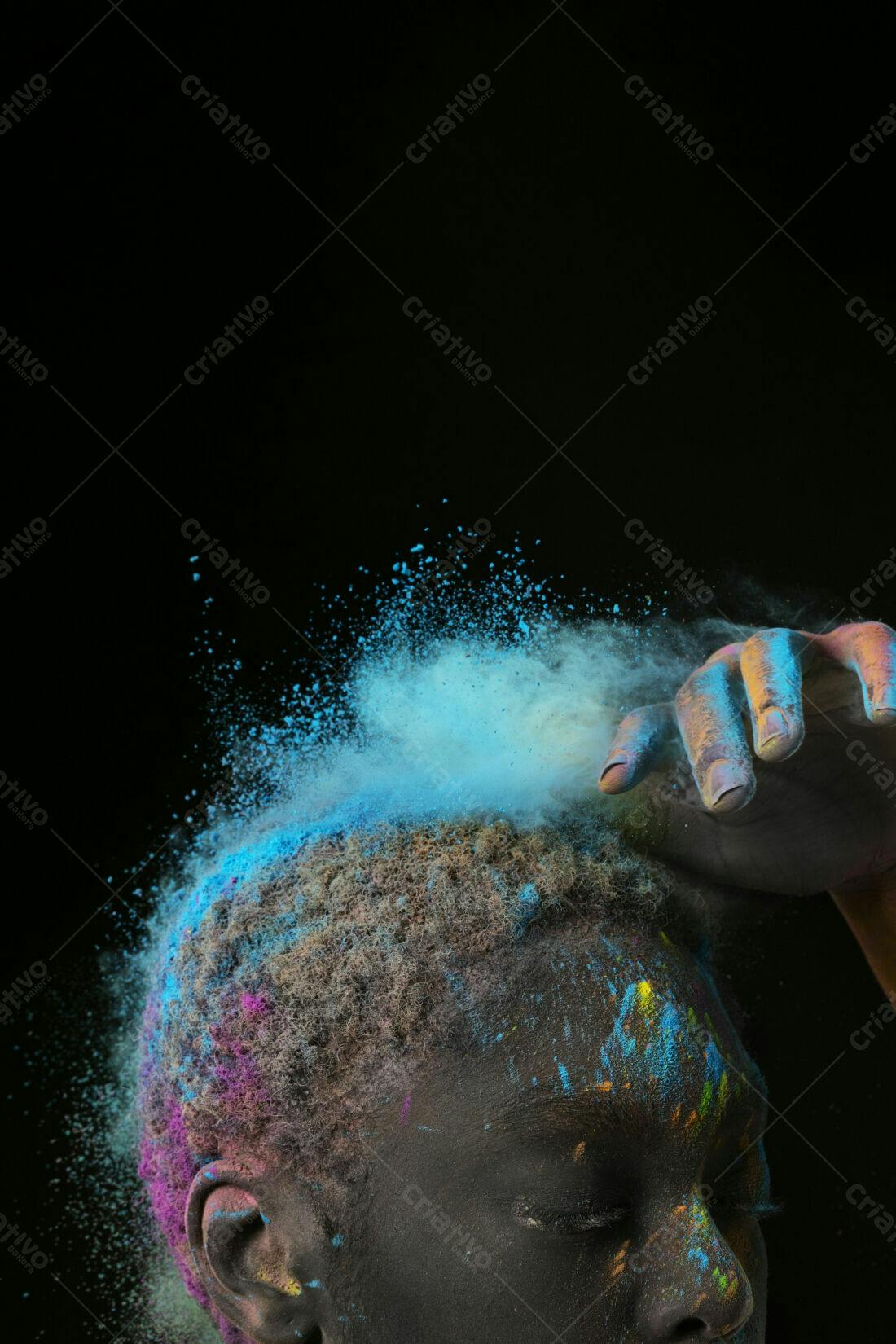 Pó colorido sobre cabelo afro