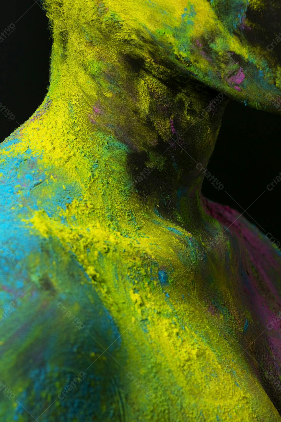 Corpo coberto em pó colorido vibrante