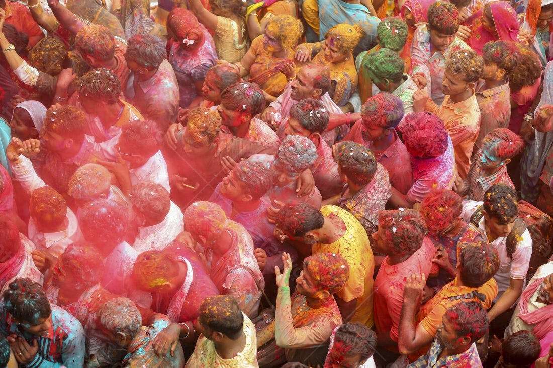 Multidão colorida no Holi Festival Índia