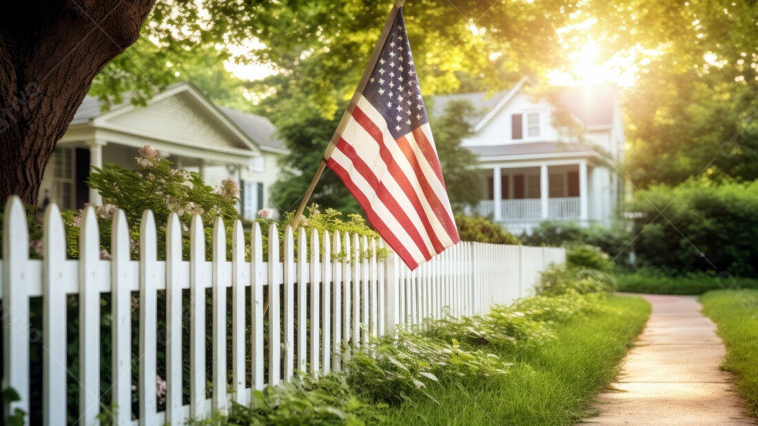 Bandeira Americana em cerca branca suburbana