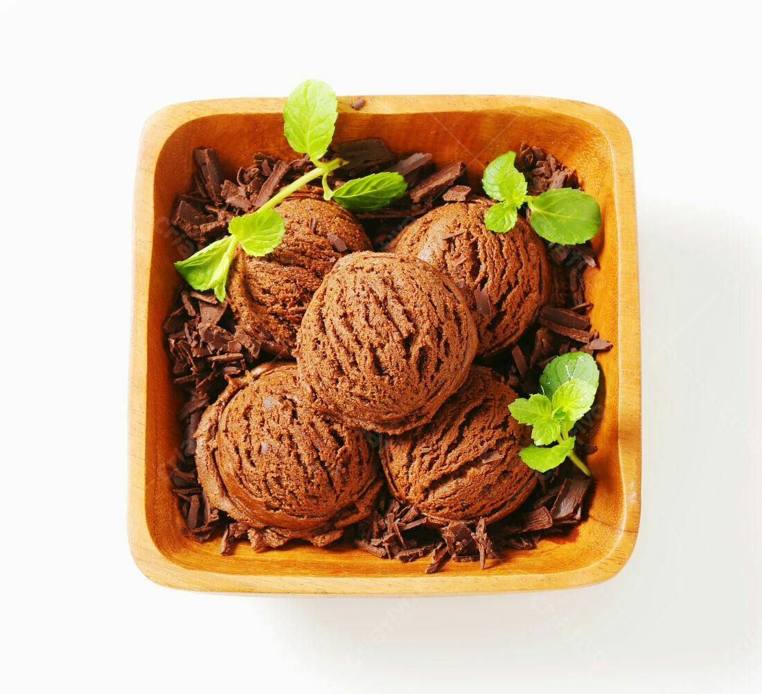 Sorvete de Chocolate em tigela de madeira
