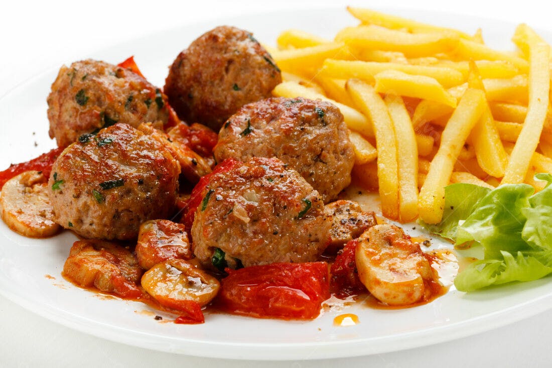 Almôndegas com batatas fritas e cogumelos