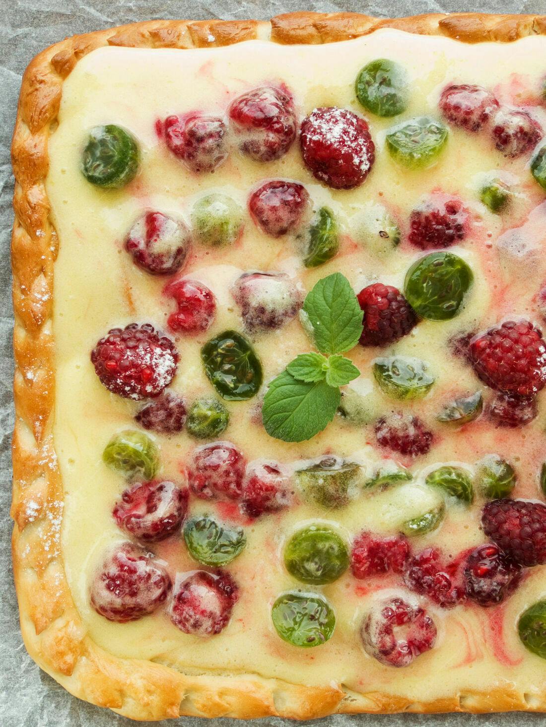 Torta de framboesa e groselha com creme