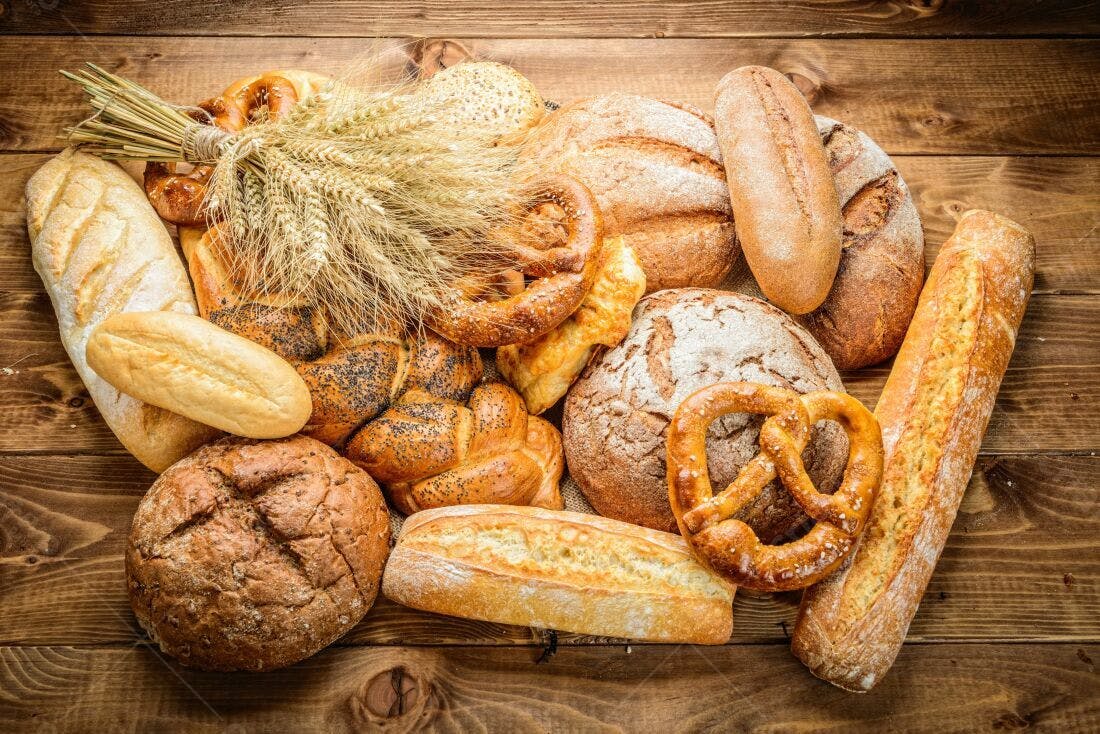 Variedade de pães artesanais sobre madeira