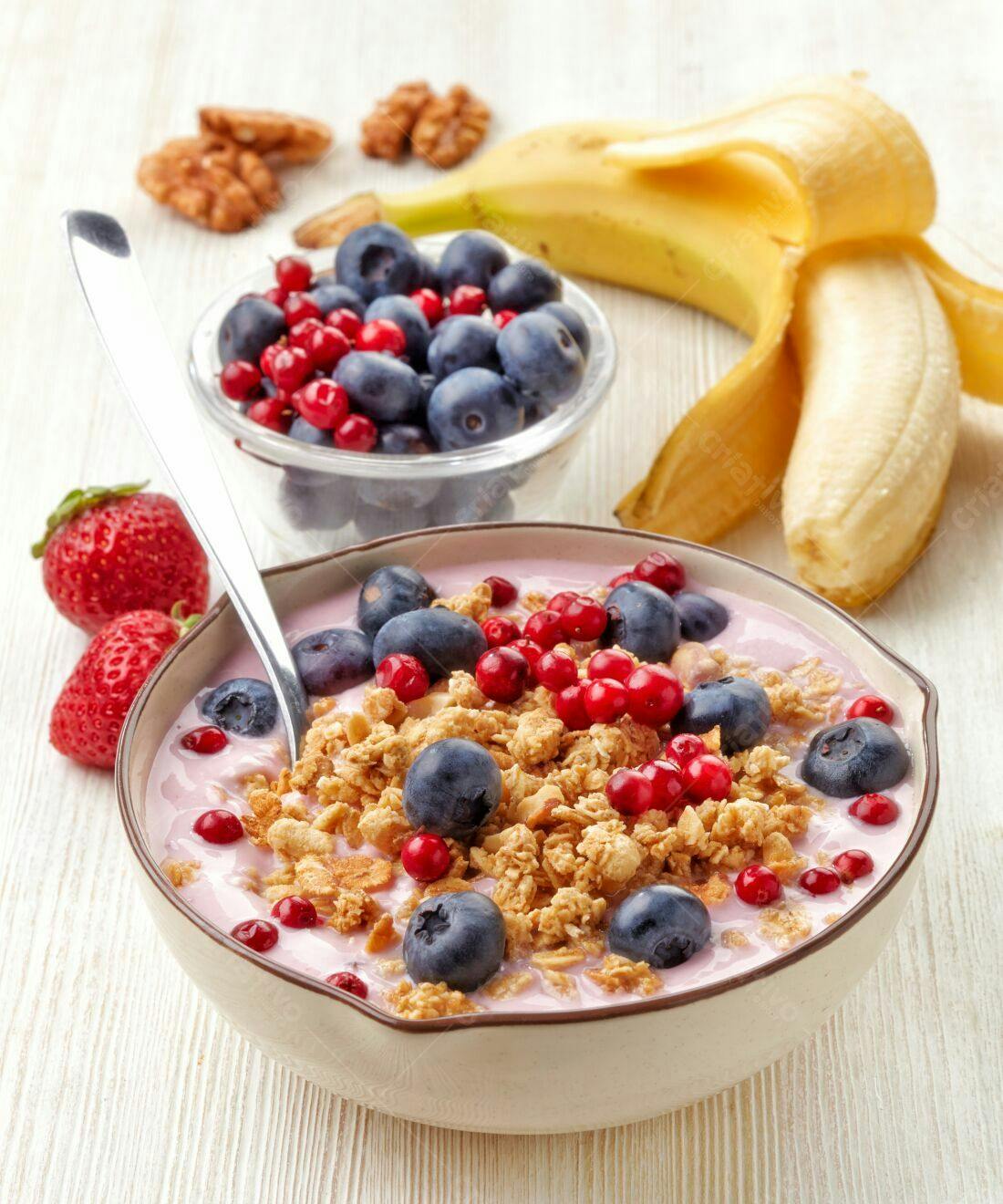 Iogurte com granola mirtilos e cranberries