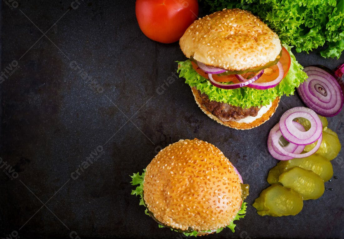Hambúrgueres artesanais com salada e cebola roxa