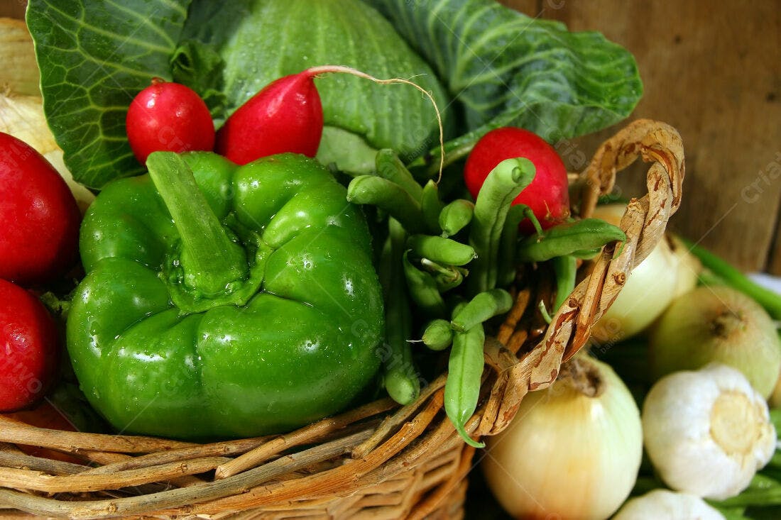 Cesta de legumes frescos e vibrantes