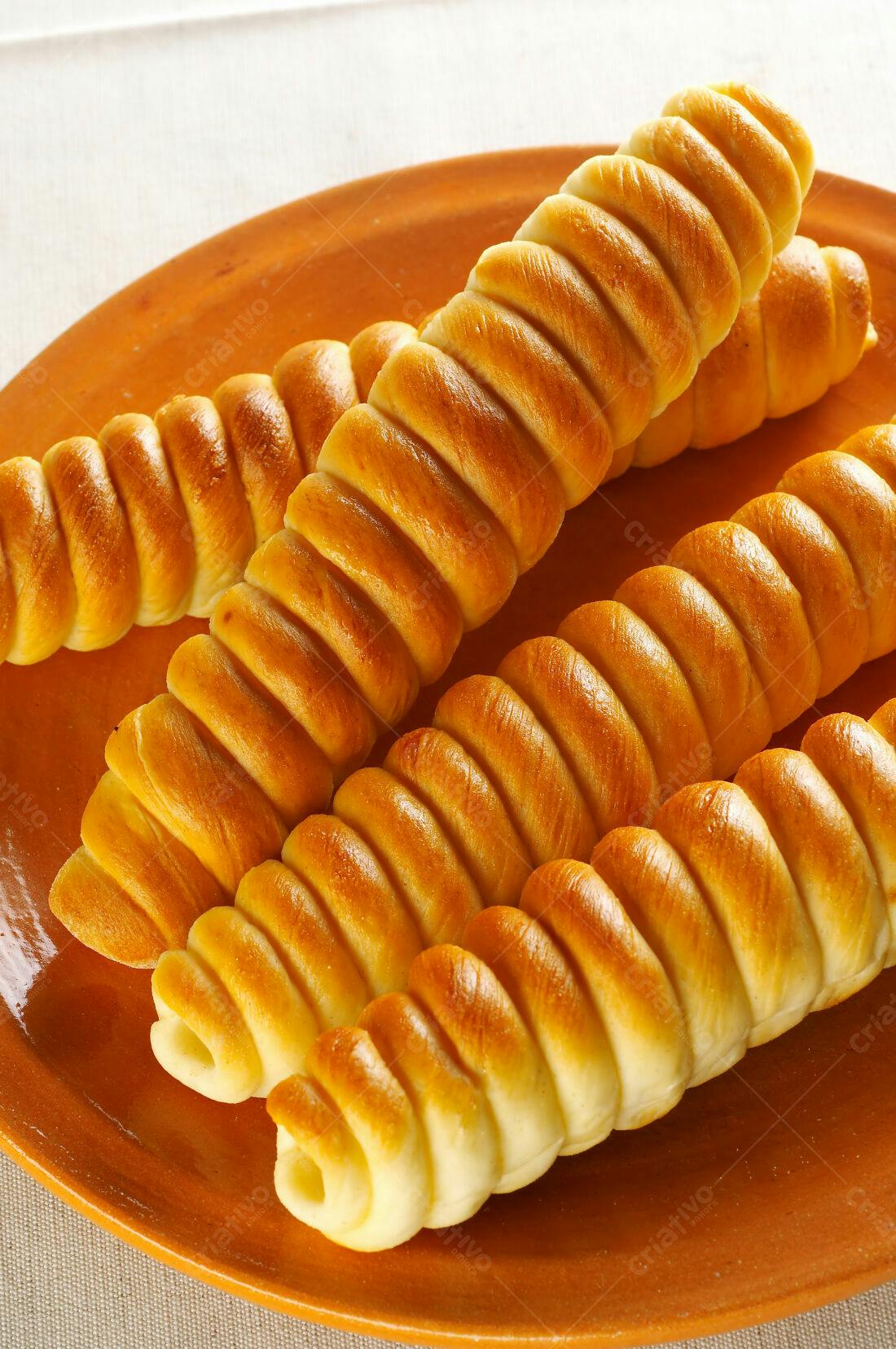 Pães doces espiralados em prato de barro