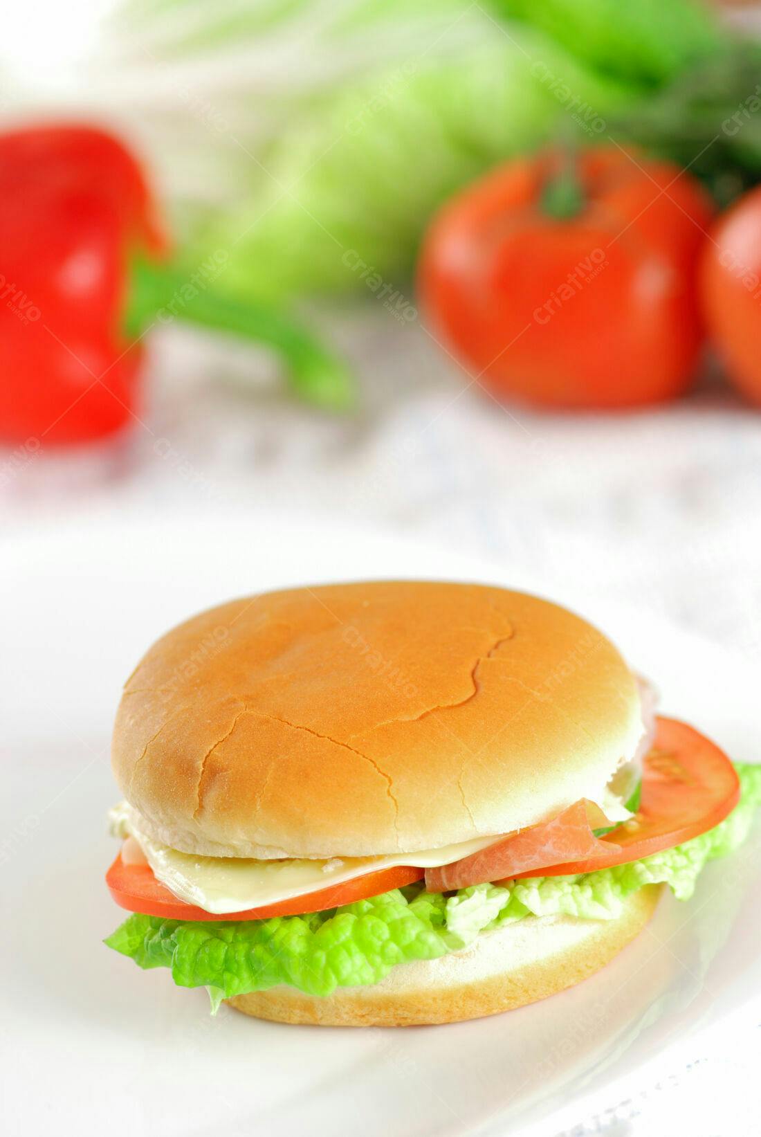 Sanduíche de presunto e queijo com tomate e alface