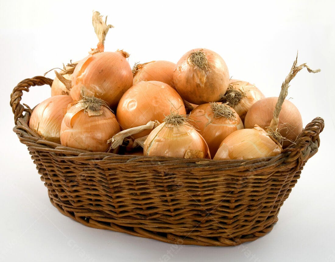 Cesta de cebolas douradas em fundo branco