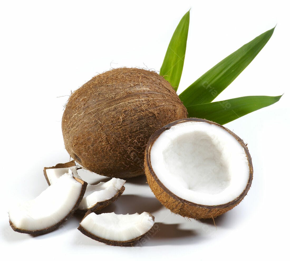 Coco inteiro e fatias com folhas verdes