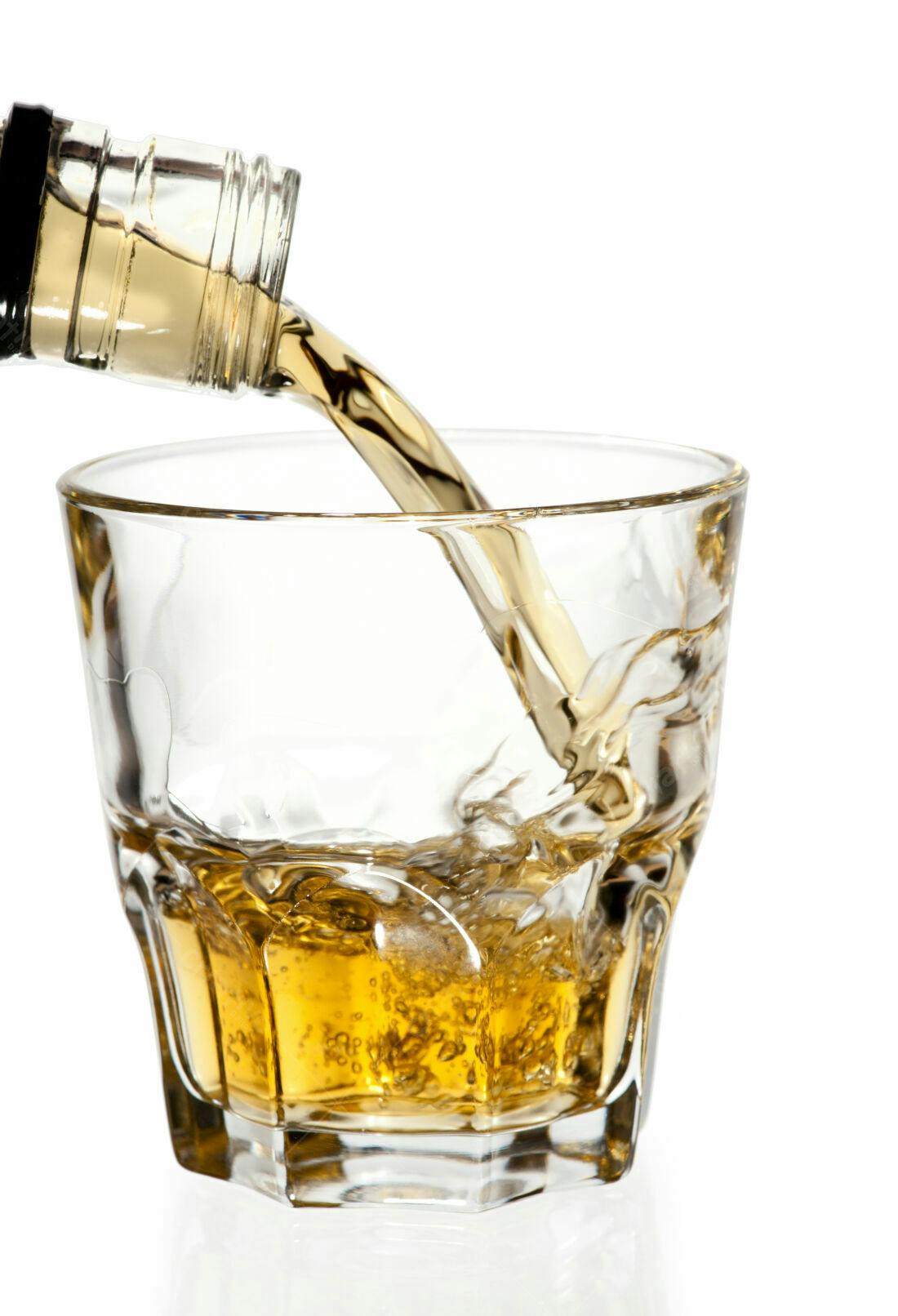 Whisky sendo despejado em copo