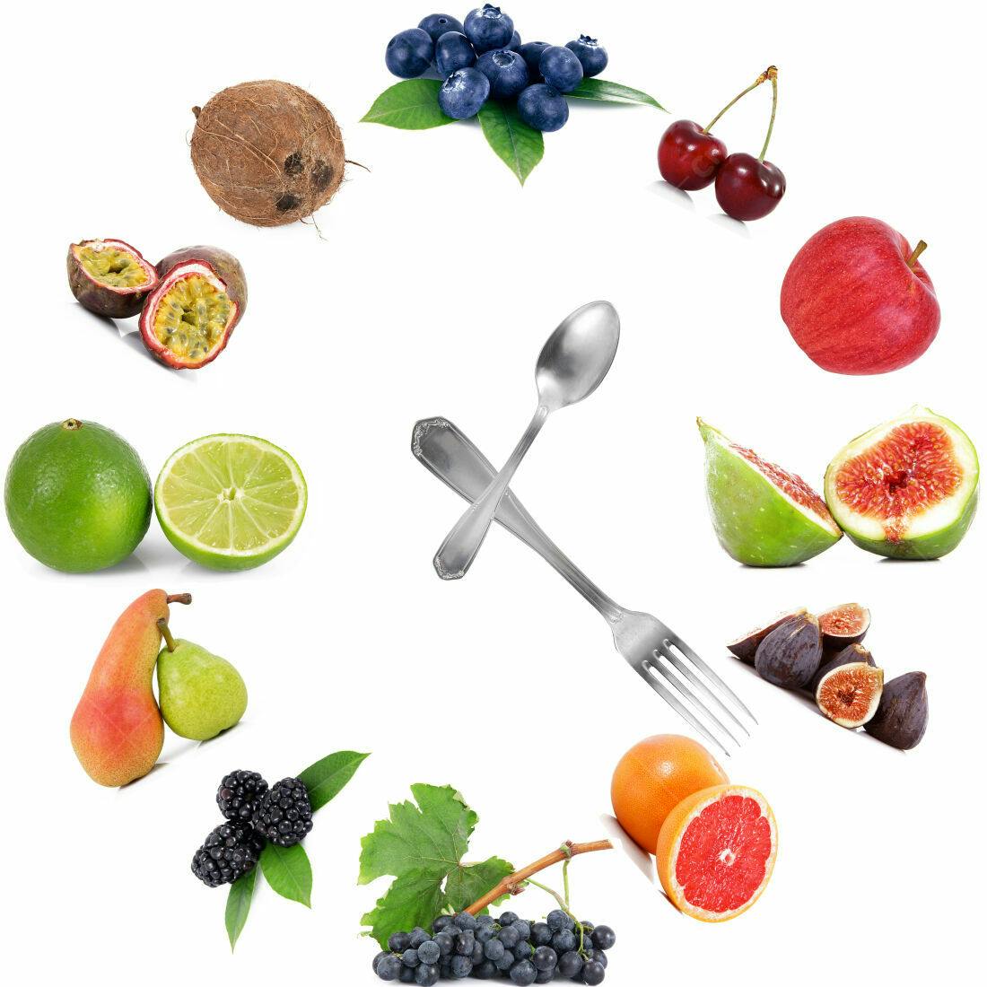 Frutas variadas em círculo com talheres
