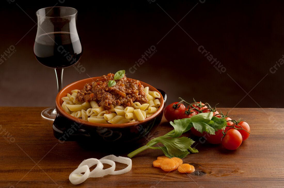 Penne com molho Bolognesa vinho e tomates