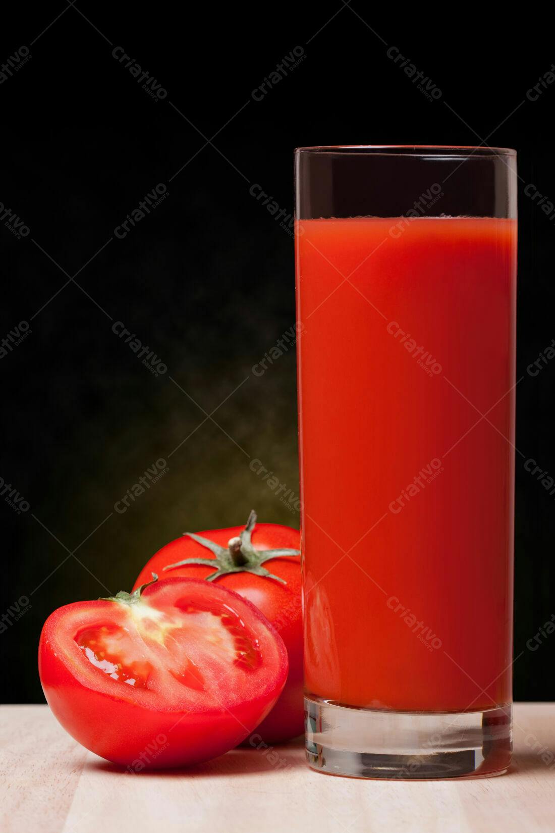 Suco de tomate fresco com tomates vermelhos